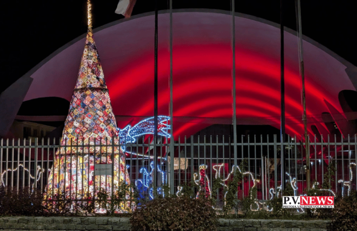 Pescia accende l’albero delle mille piastrelle
