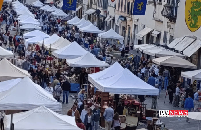 Pescia, domenica di antiquariato nel centro storico