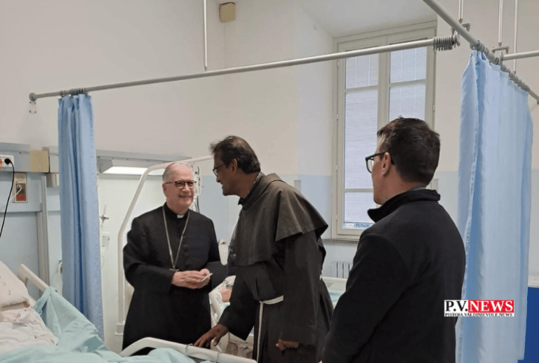 Il vescovo Tardelli in visita all’ospedale di Pescia