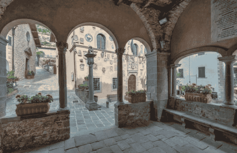 Assemblea pubblica in una sala storica, con soci dell’Associazione Castanicoltori della Montagna Pistoiese riuniti per votare il nuovo direttivo.