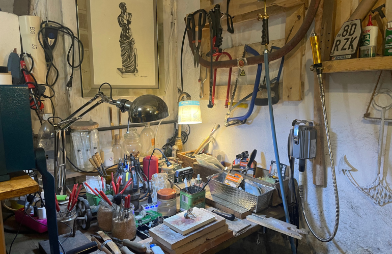 Barattoli con pietre naturali nell’atelier di Alessandro Magnani