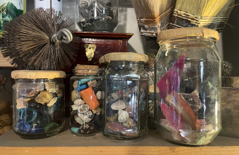 Banco di lavoro dell’atelier con strumenti e materiali