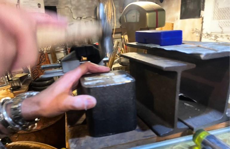 Anello con pietra scura grezza incastonata artigianalmente