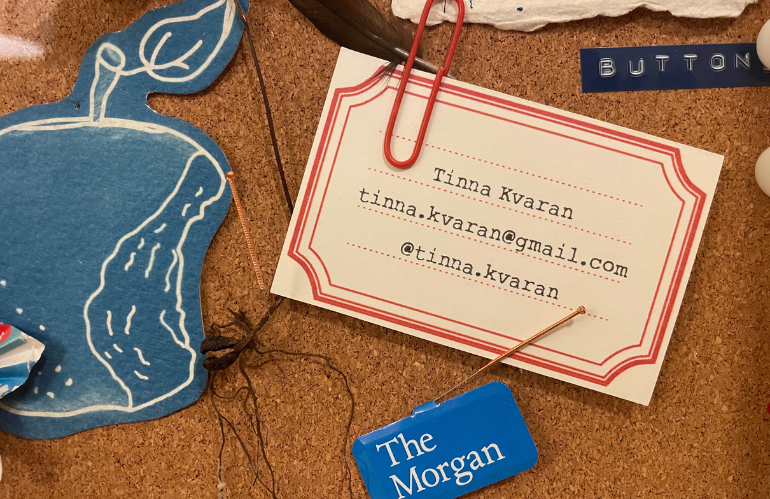 Atelier di Tinna Kravan con opere in lavorazione