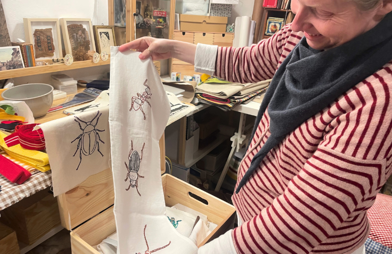 Tinna Kravan nel suo atelier