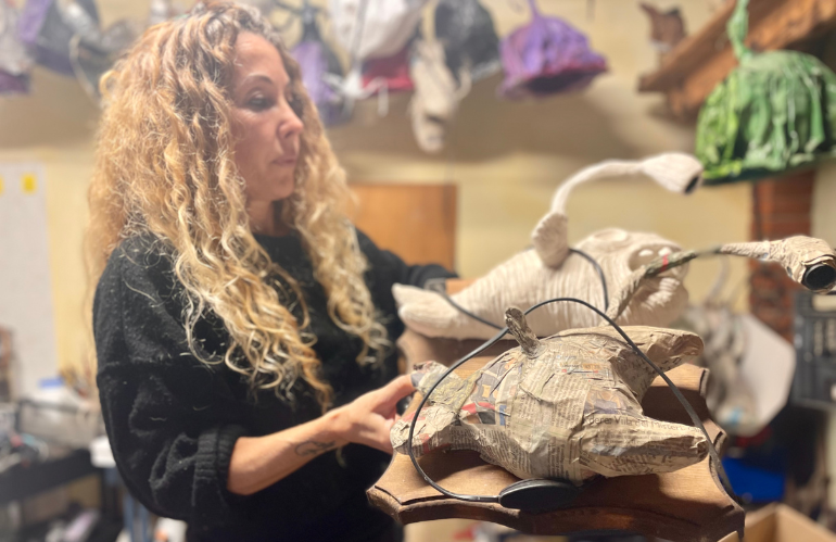 Stanza delle stoffe con tessuti e materiali per la creazione dei personaggi