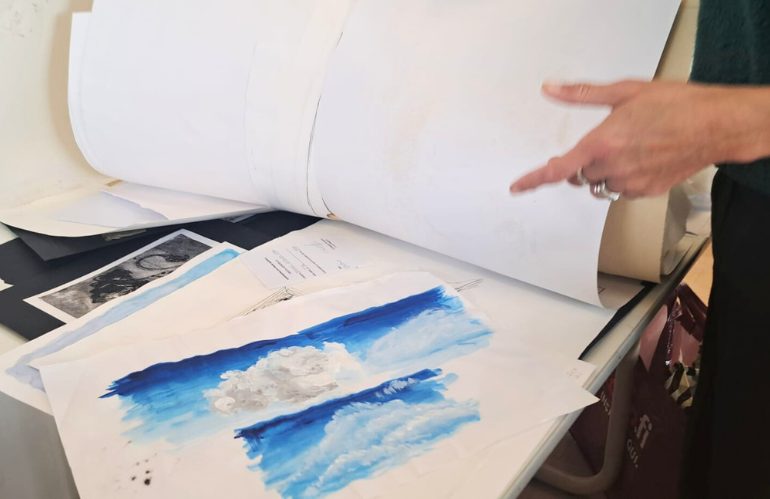 Attività di pittura immersiva durante un workshop di Valentina Grazzini