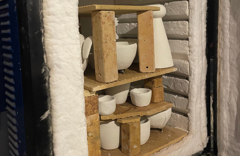 Dettaglio della lavorazione dell'argilla nel laboratorio di Silvia Zanchetta