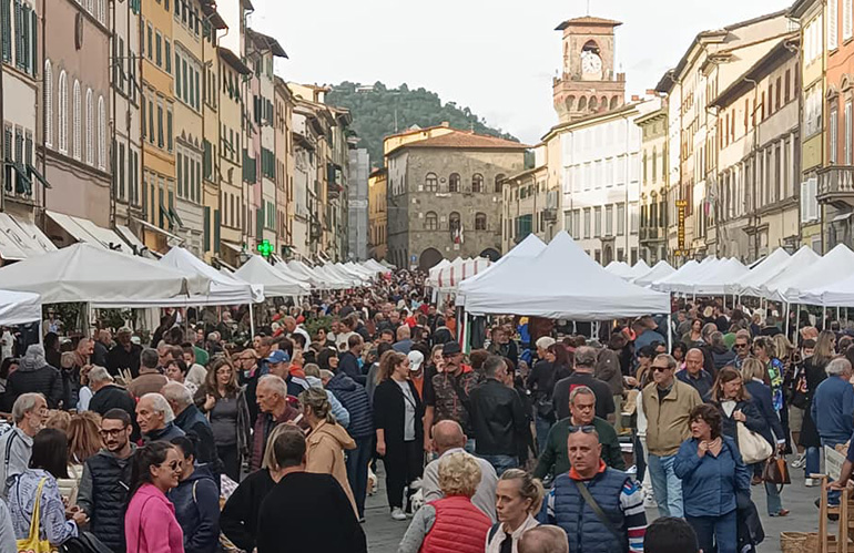 pescia-antiqua-bancarelle-in-piazza