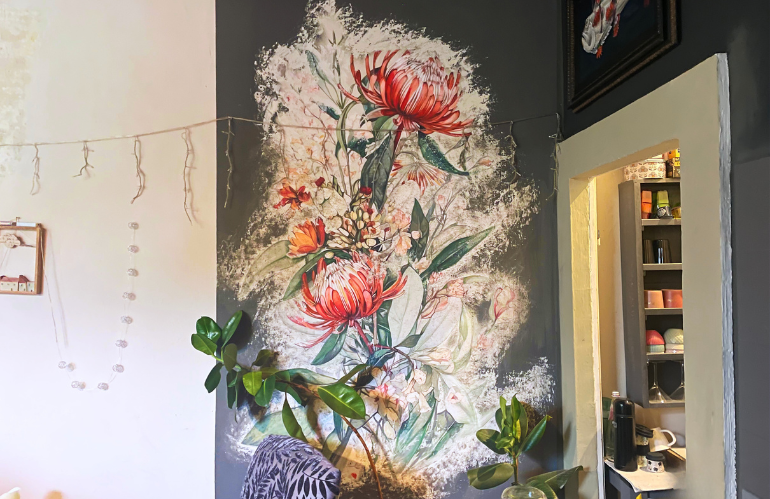 Barbara Disperati nel suo atelier mentre lavora tra casa e spazio creativo