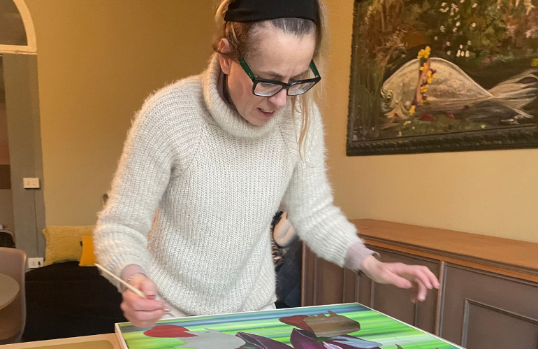 Opere di Barbara Disperati su materiali diversi, sperimentazione artistica continua