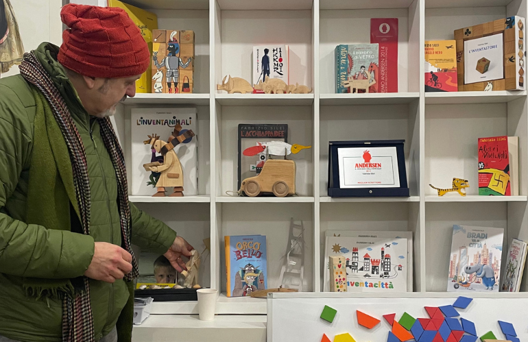 Uso di carta, cartone e legno nei laboratori creativi dell’Ornitorinco Atelier