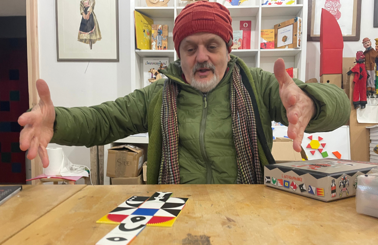 Fabrizio Silei mentre condivide strumenti e tecniche artistiche con i partecipanti