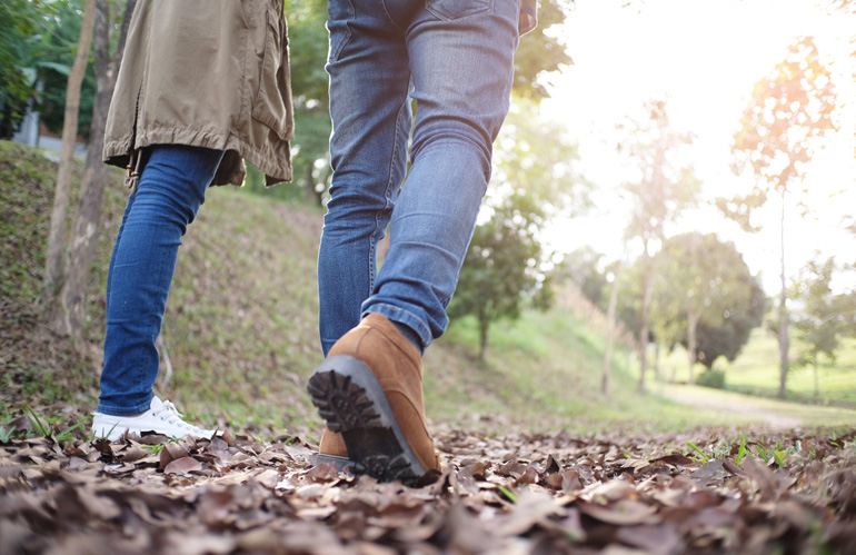 persone-che-passeggiano-trekking