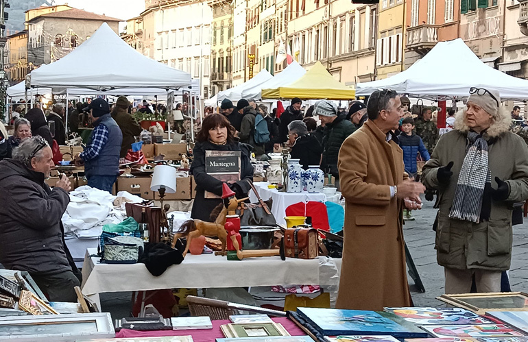 pescia-antiqua-bancarelle-in-piazza