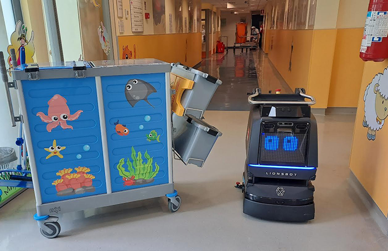 Il robot Priscilla nella pediatria del San Jacopo
