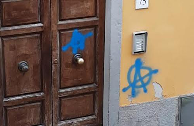 Petri (Pescia Cambia): "Pescia tappezzata da simboli anarchici"