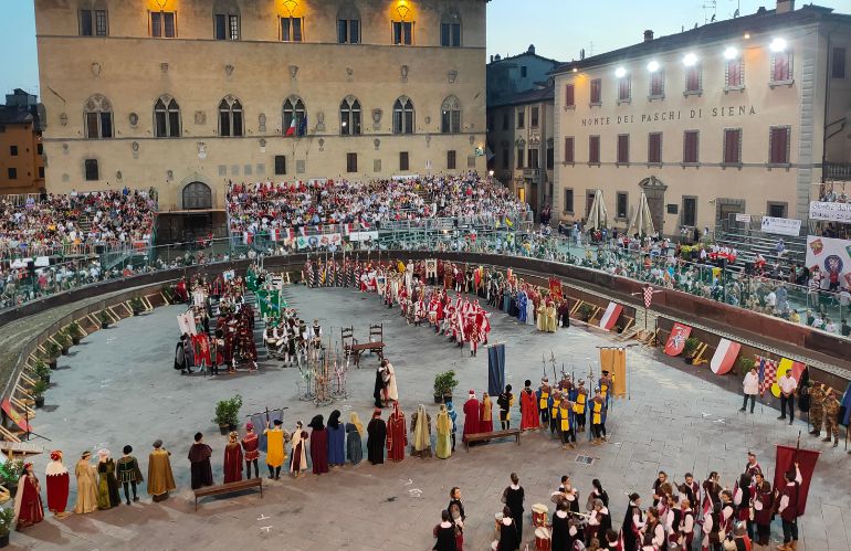 pistoia tradizione folklore luglio 2025 giostra orso